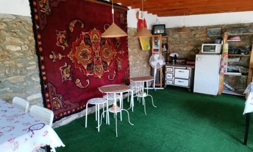 een keuken met een tafel en stoelen en een koelkast bij Granichar 3 Surfa in Granichar