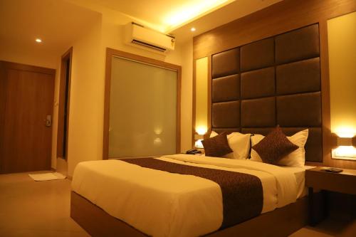 Una cama o camas en una habitación de Hotel Sai Pritam