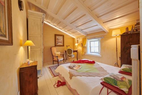 ein Schlafzimmer mit einem großen Bett in einem Zimmer in der Unterkunft L’île aux fleurs in Ventabren