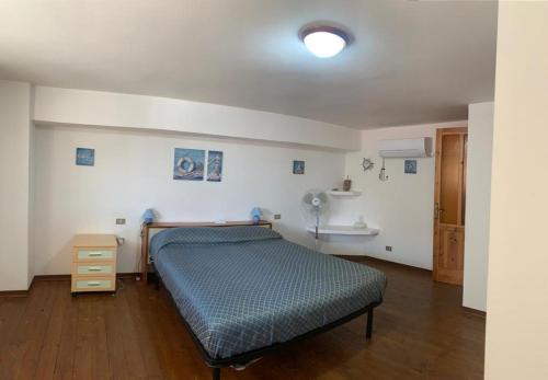 una camera con un letto e un lavandino di MarJo a Montegiordano