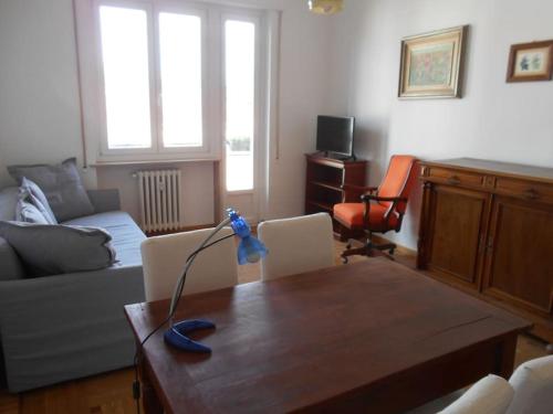 ein Wohnzimmer mit einem Sofa und einem Tisch in der Unterkunft allo Sferisterio, Cuneo in Cuneo