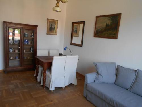 ein Wohnzimmer mit einem Sofa und einem Tisch in der Unterkunft allo Sferisterio, Cuneo in Cuneo