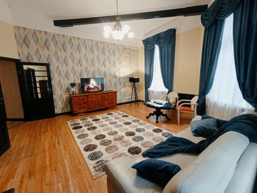 Riverside Old Town Spacious One Bedroom Apartment في ريغا: غرفة معيشة مع أريكة وتلفزيون