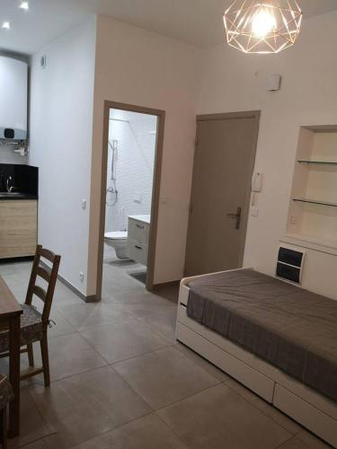 une chambre avec un lit et une table et une cuisine dans l'établissement maison de papa, à Nice