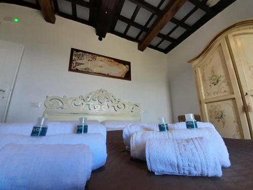 Olevano RomanoにあるGASPERINO HOUSEのベッドルーム(ベッド3台、白いヘッドボード付)