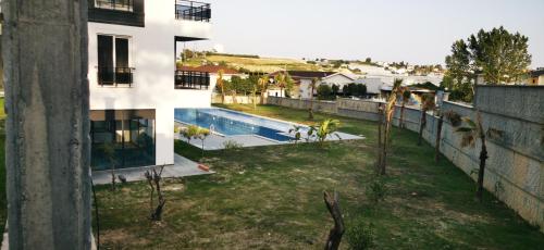 uma vista exterior de uma casa com piscina em Art life 1+1 em Alanya