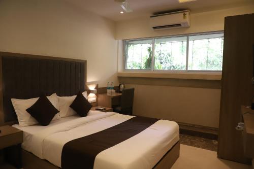 Una cama o camas en una habitación de Hotel Sai Pritam
