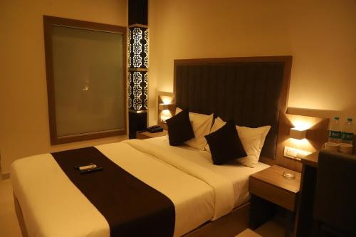 Una cama o camas en una habitación de Hotel Sai Pritam