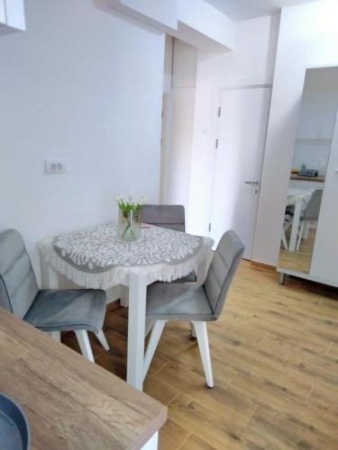a white table and chairs in a white room at Stan na dan Ilvento 2 in Vršac