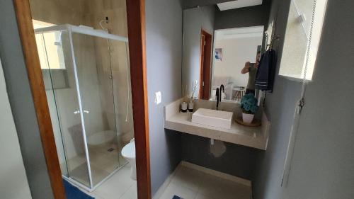 a bathroom with a toilet and a sink and a shower at Lindo Apartamento completo ao lado ETPC VR in Volta Redonda