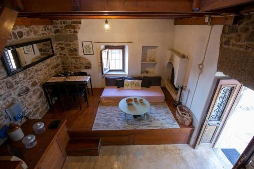Кухня или мини-кухня в Renovated old traditional House
