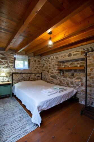 Кровать или кровати в номере Renovated old traditional House