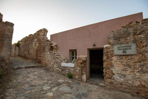 Фотография из галереи Renovated old traditional House в Косе