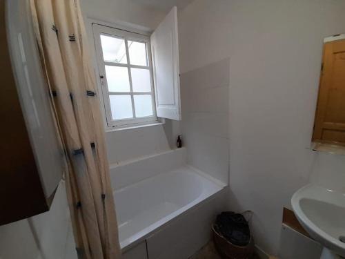 une salle de bain avec une douche et un lavabo et une fenêtre dans l'établissement Loft cœur historique Montpellier, à Montpellier