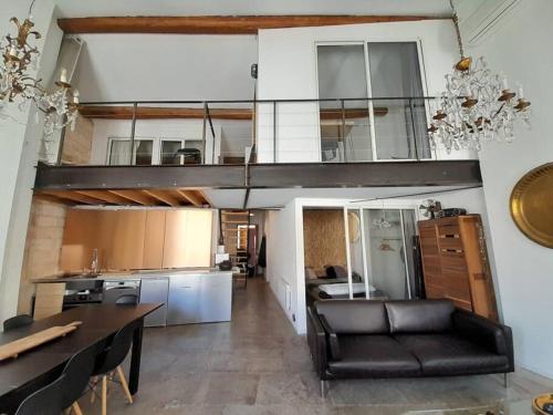 un salon avec un canapé et une mezzanine dans l'établissement Loft cœur historique Montpellier, à Montpellier