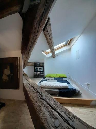 une chambre avec un grand lit dans une pièce dans l'établissement Loft cœur historique Montpellier, à Montpellier