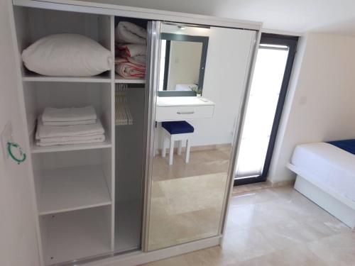 a closet with a mirror and a sink in a room at Stonehouse Aparts Dublex 3+1 mit Meerblick und Jakuzzi Kalkan No:5 in Kalkan