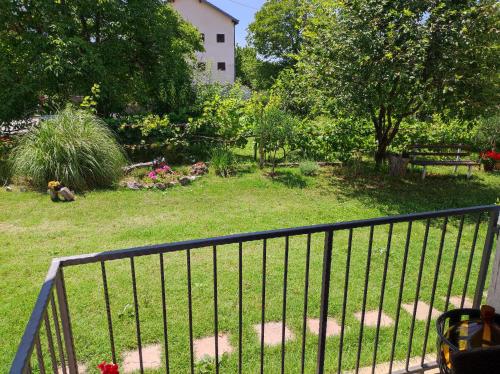 a view of a garden with a fence at Apartman Vlatka in Kninsko Polje