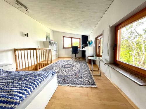 sypialnia z łóżkiem, biurkiem i oknem w obiekcie idyllisches Gästehaus für 2 im Garten w mieście Rödermark