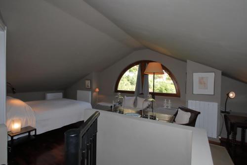 ein Schlafzimmer mit einem Bett, einem Waschbecken und einem Fenster in der Unterkunft wonderful lake front appartment near Bellagio in Limonta