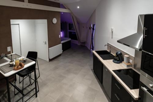 eine Küche mit einer Spüle und einer Arbeitsplatte in der Unterkunft L'incognito - Romantisme - Vin - Jacuzzi in Saumur