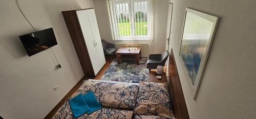 - une vue sur une chambre avec un lit et un bureau dans l'établissement Privat Agnesa, à Zuberec