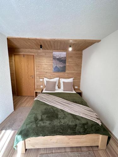 a bedroom with a large bed in a room at Pensiunea Rodica in Moieciu de Sus