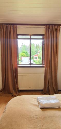 um quarto com uma cama e uma janela em Private Room in Shared House-Close to University and Hospital-1 em Umeå