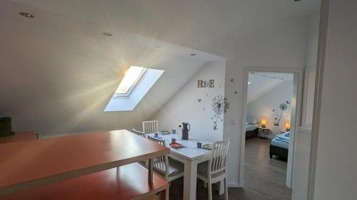 eine Küche und ein Esszimmer mit einem Tisch und einem Fenster in der Unterkunft Helle Wohnung mit zwei Schlafzimmern in Eching