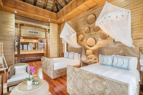 - une chambre avec 2 lits, une table et des chaises dans l'établissement 5BR Cap Cana Villa with Ocean & Golf Views, Chef, Maid, Butler, Pool, Jacuzzi, and Beach Club Access, à Punta Cana