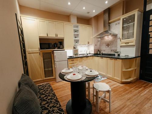 Nhà bếp/bếp nhỏ tại Riverside Old Town Spacious One Bedroom Apartment few steps from Dome square and Cathedral