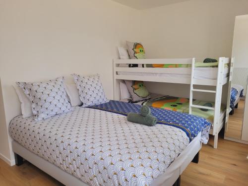 une chambre avec deux lits superposés et un lit avec un ours en peluche dans l'établissement Chez Patron T2/1BR Disneyland Paris &train station, à Chessy