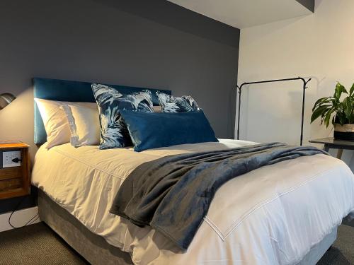 Waterfront Studio apartment no 5にあるベッド