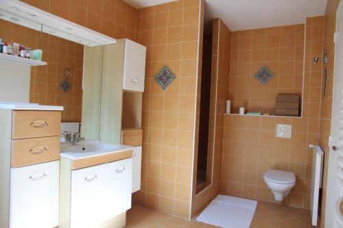 une salle de bain avec une douche, des toilettes et un lavabo dans l'établissement la chaumine et ses plages, à Saint-Nazaire