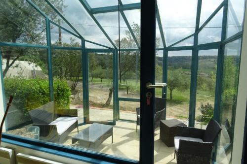 Photo de la galerie de l'établissement Mas en pierres sèches avec piscine, à Lussan