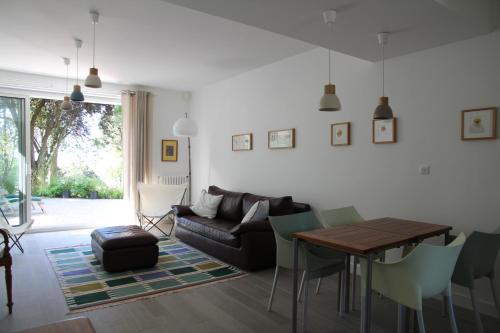 un salon avec un canapé et une table dans l'établissement la chaumine et ses plages, à Saint-Nazaire