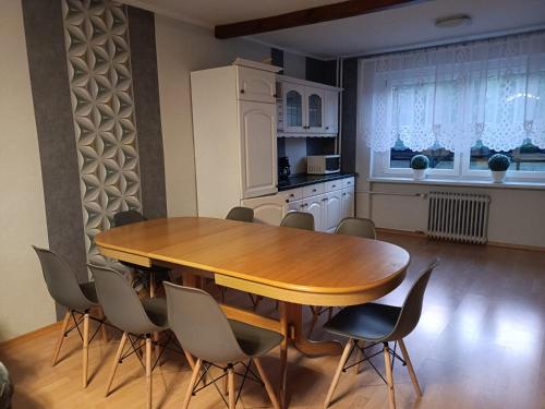 - une table à manger et des chaises dans la cuisine dans l'établissement Ferienhaus am Waldrand in der Nähe eines Badesees, à Dylaki