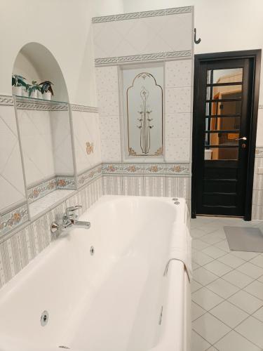 Phòng tắm tại Riverside Old Town Spacious One Bedroom Apartment few steps from Dome square and Cathedral