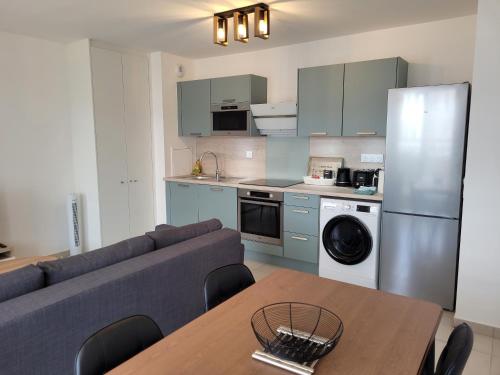 - une cuisine avec un canapé et une table dans une chambre dans l'établissement Chez Patron T2/1BR Disneyland Paris &train station, à Chessy