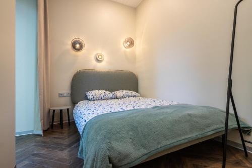 En eller flere senge i et værelse på GREEN HOUSE Downtown Apartments with private FREE parking and BIKE storage