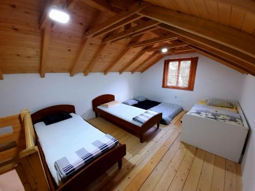 an overhead view of a room with two beds at Bungalovi Menzil in Zavidovići