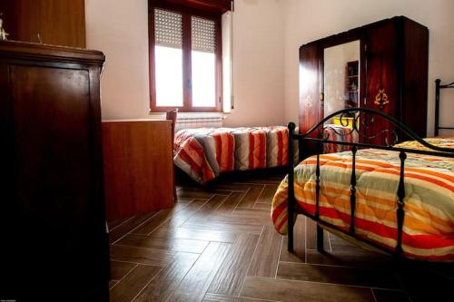 1 Schlafzimmer mit 2 Betten und einem Fenster in der Unterkunft Casa vacanza Oana in SantʼAngelo di Brolo