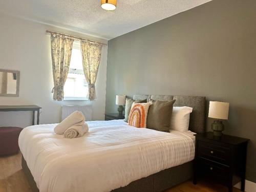 Ένα ή περισσότερα κρεβάτια σε δωμάτιο στο Ideal Bicester Town Centre Apartment Sleeps 6