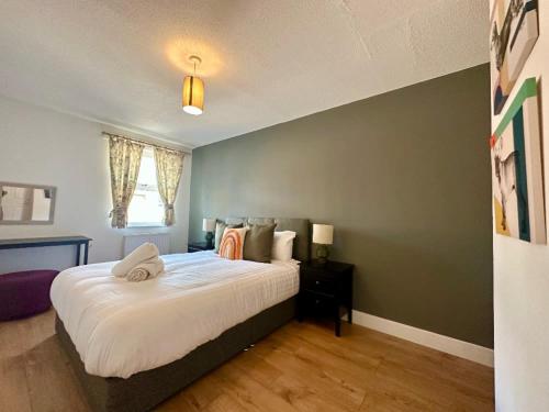 Een bed of bedden in een kamer bij Ideal Bicester Town Centre Apartment Sleeps 6