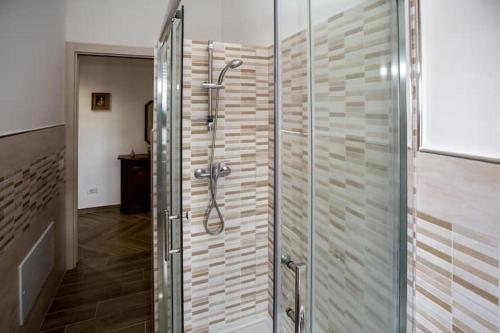 ein Bad mit einer Dusche und einer Glastür in der Unterkunft Casa vacanza Oana in SantʼAngelo di Brolo