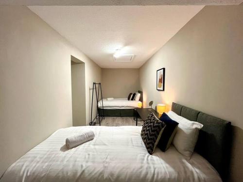 Dormitorio pequeño con cama con sábanas y almohadas blancas en Fab Oxford City Centre Apartment sleeps 6 with en Oxford