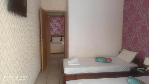 Una cama o camas en una habitación de Blu