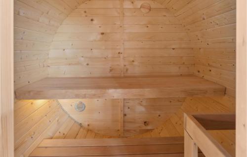 una sauna in legno con panchina al centro di 5 Bedroom Pet Friendly Home In Brkop a Hvidbjerg