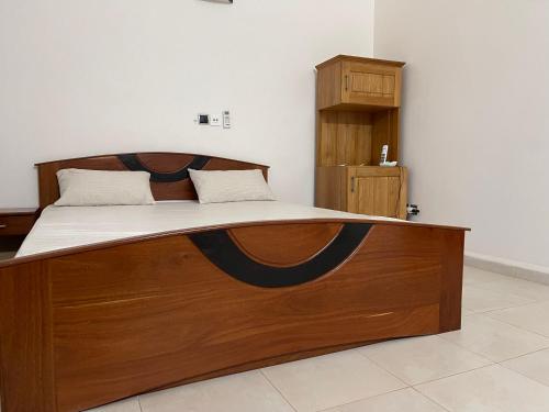 Abomey-CalaviにあるEspace Scycaの木枠のベッド1台