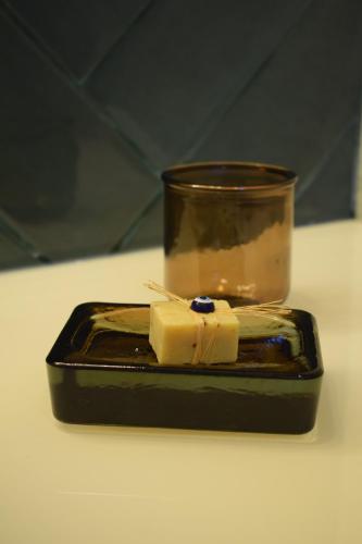 um pedaço de queijo num recipiente com uma vela em IMMYS em Seferihisar